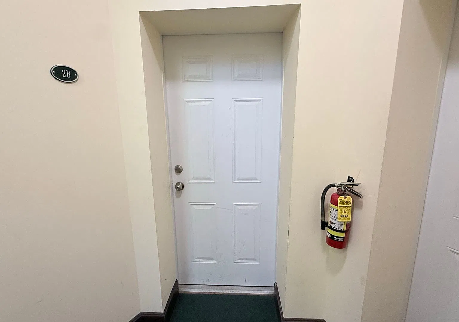 Half Month Rent Free! Beautiful 2 Bed / 2 Bath Condo | In-Unit Laundry | Rogers Park | Move In By... — Photo 3