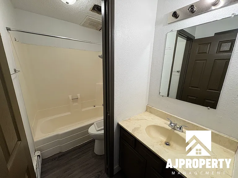 114 W 43rd St #3 — Photo 8