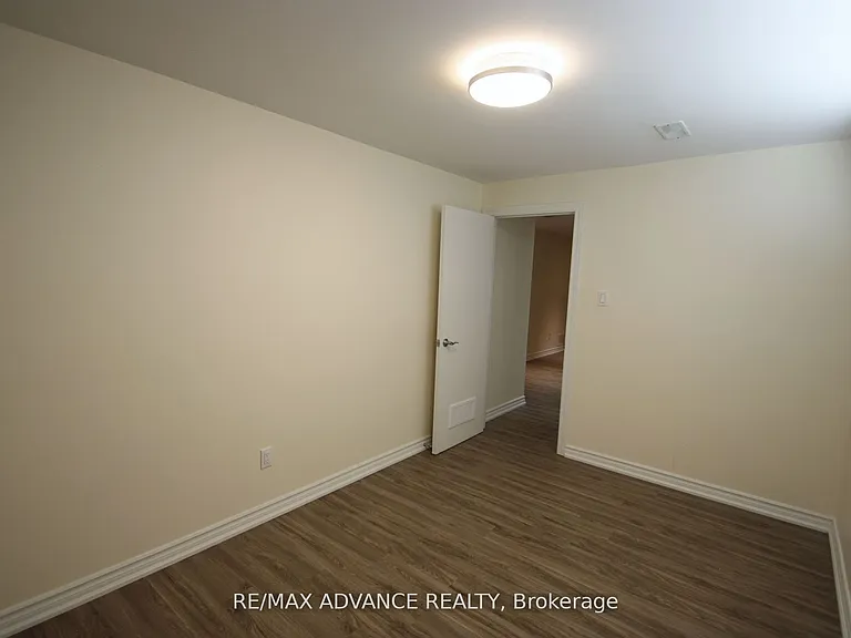 33 Carluke Cres #LOWER — Photo 17