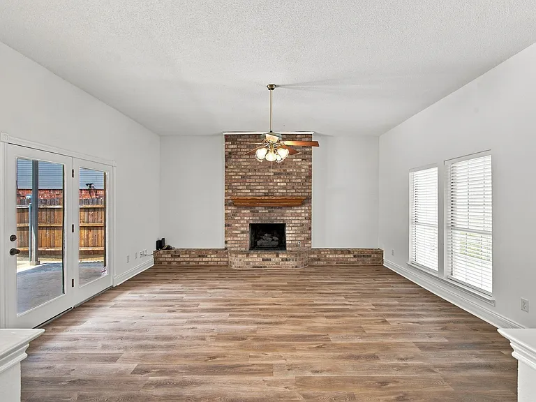 1205 Shannon Ln — Photo 25