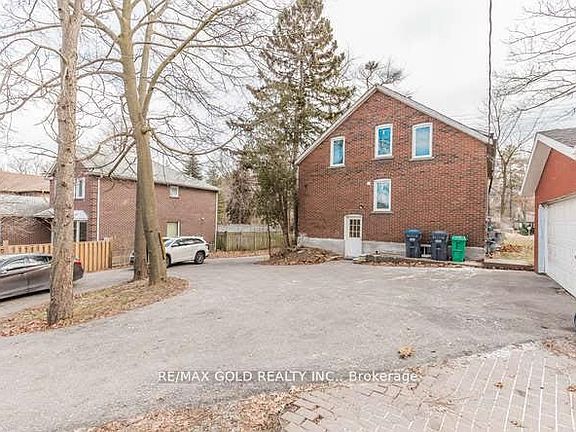 3rd image of 961 Lakeshore Rd W