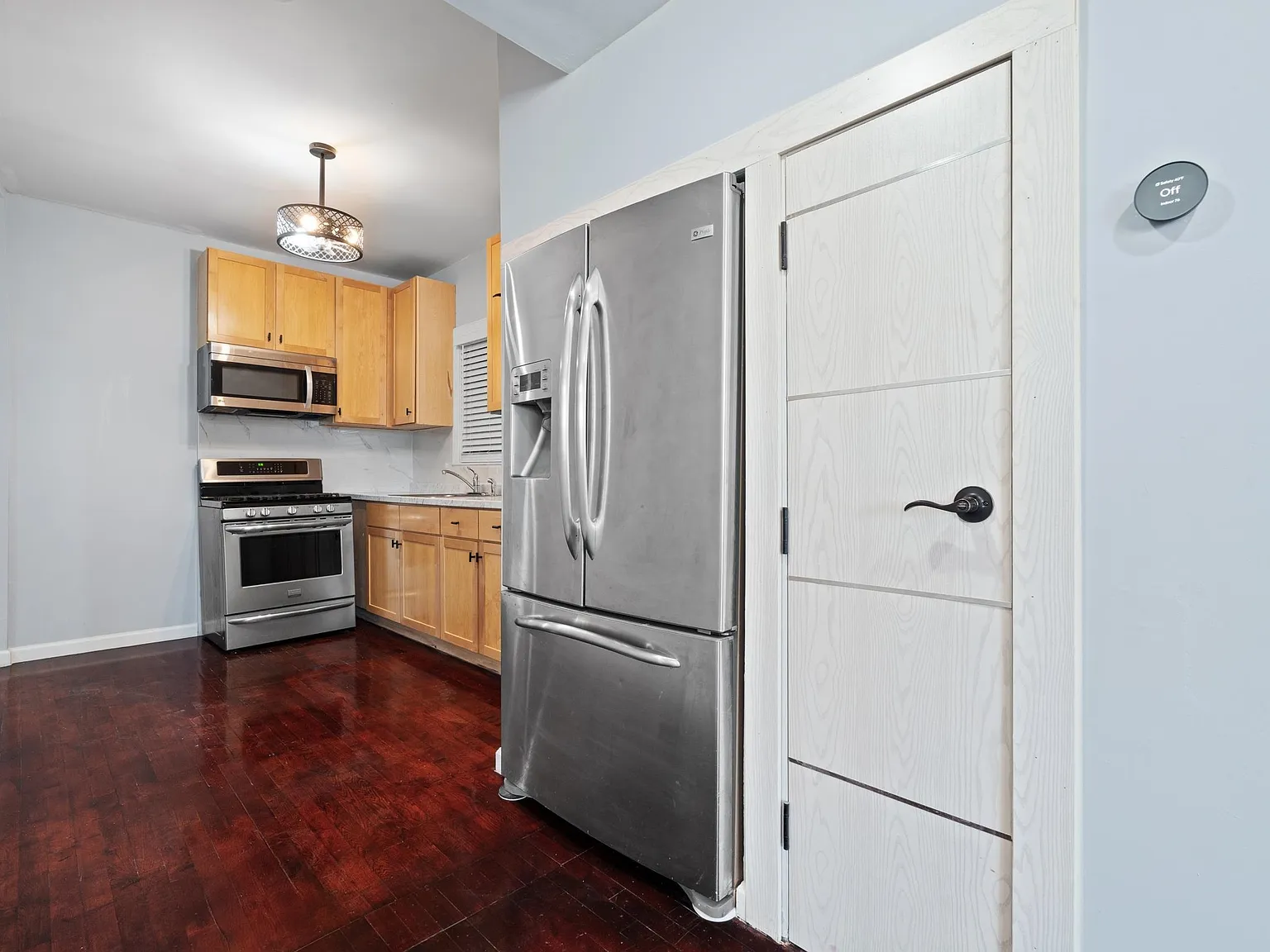3 bed, 1.0 bath, 1100 sqft, $2,000 — Photo 4
