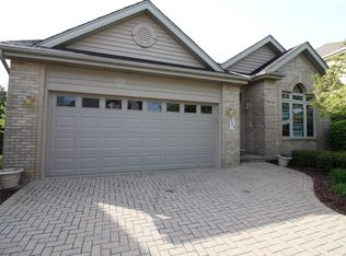 843 Breton Lakes Dr, Willowbrook, IL 60527