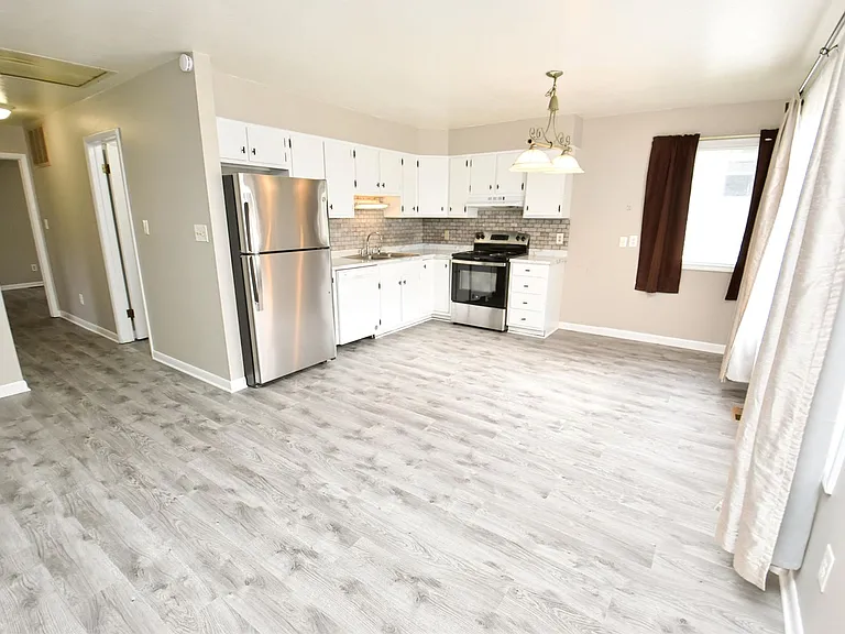 1023 Oakland St — Photo 3