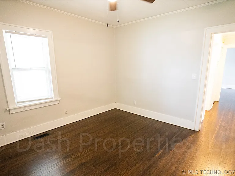 1119 S Florence Ave — Photo 36