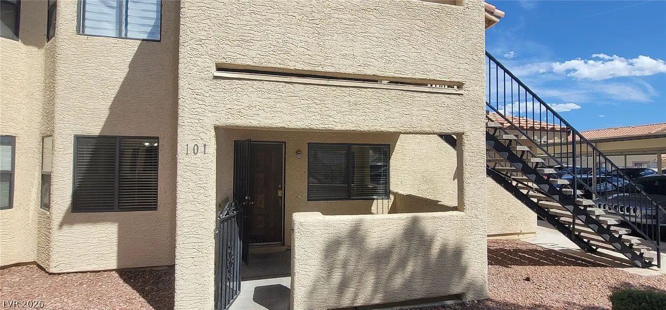 2 bed, 2.0 bath, 912 sqft, $1,285 — Photo 2