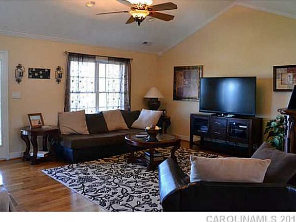 4th image of 2221 Carriage Ln