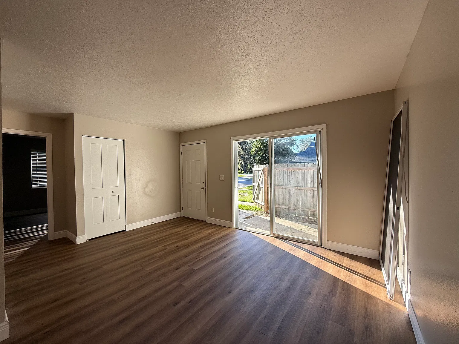 3900 SE 17th Ct — Photo 2