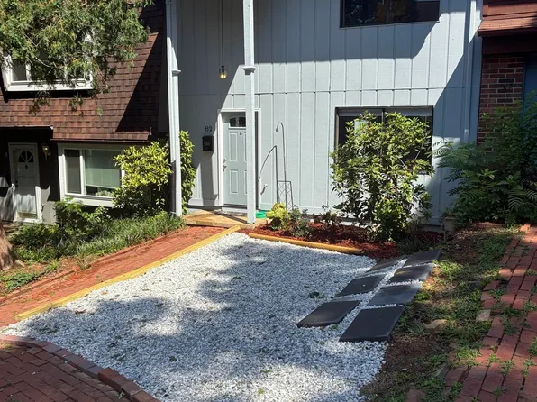 82 Woodlake Dr, Charlottesville, VA 22901