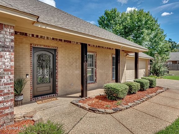 4th image of 704 Pecan Ct