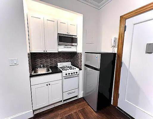 3rd image of 22 W 77th St #74