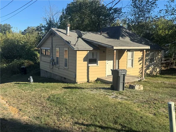 901 S D St, Rogers, AR 72756
