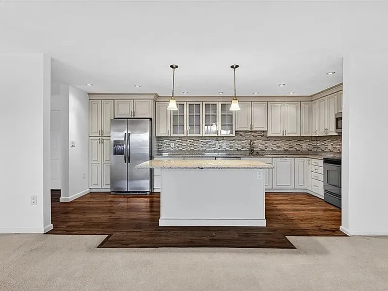 2 bed, 2.0 bath, 1563 sqft, $2,010 — Photo 2