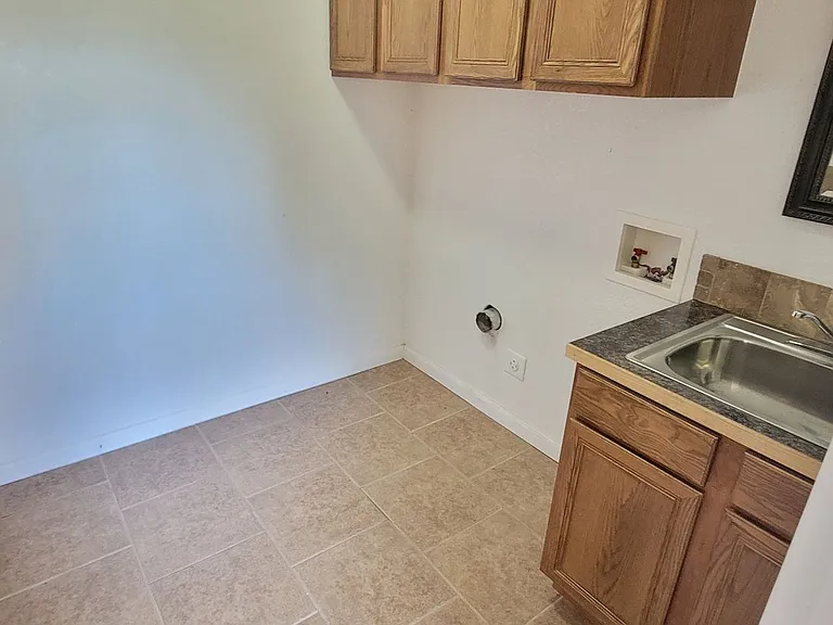 1515 S Abilene Ave — Photo 13