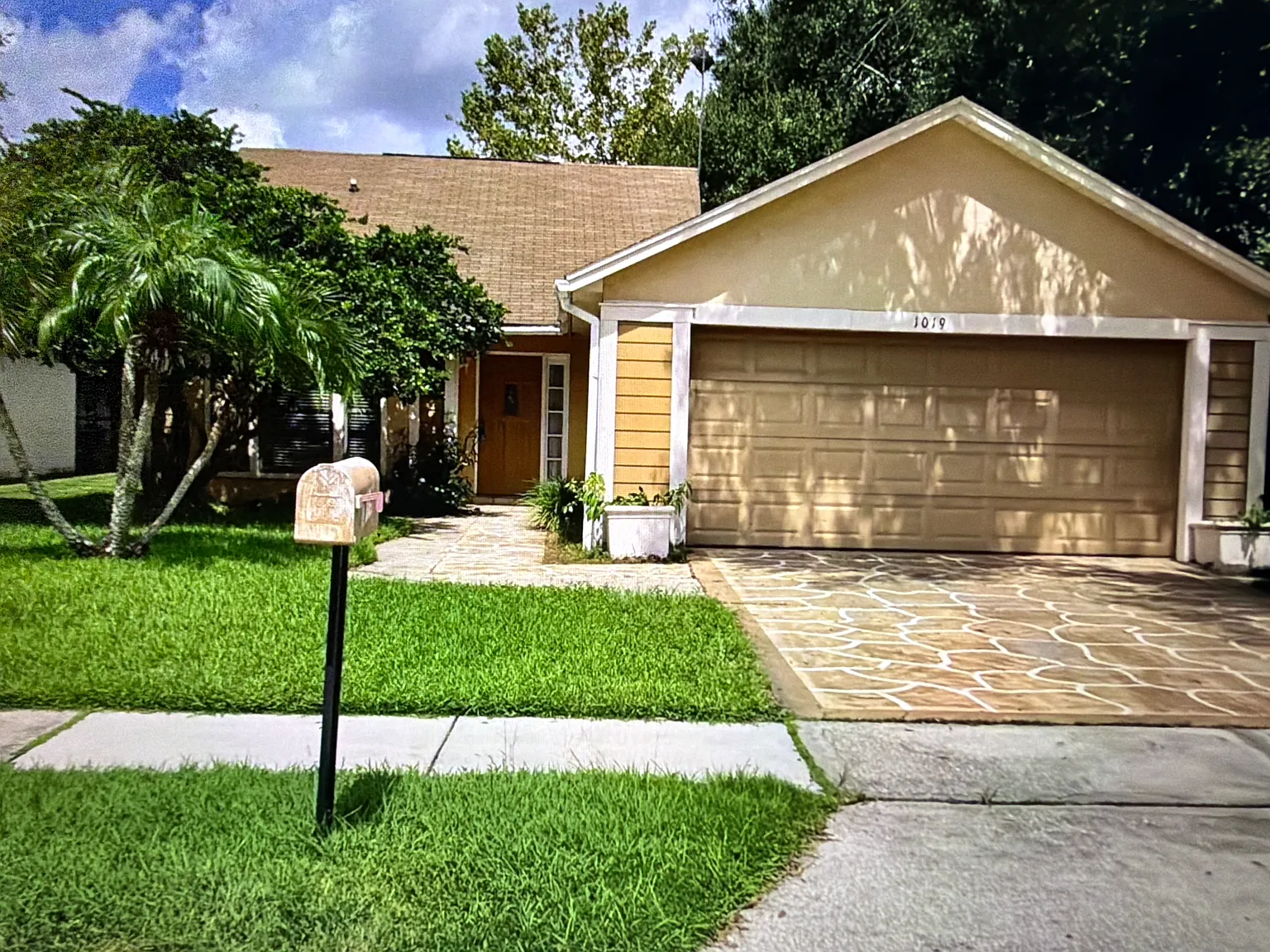 3 bed, 1216 sqft, $2,290 — Photo 2