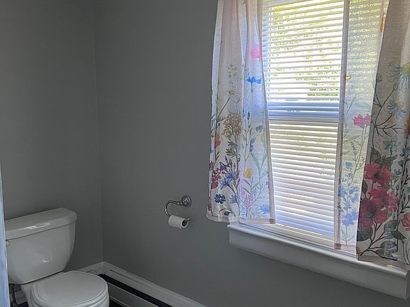 5th image of 370 Pond Hl