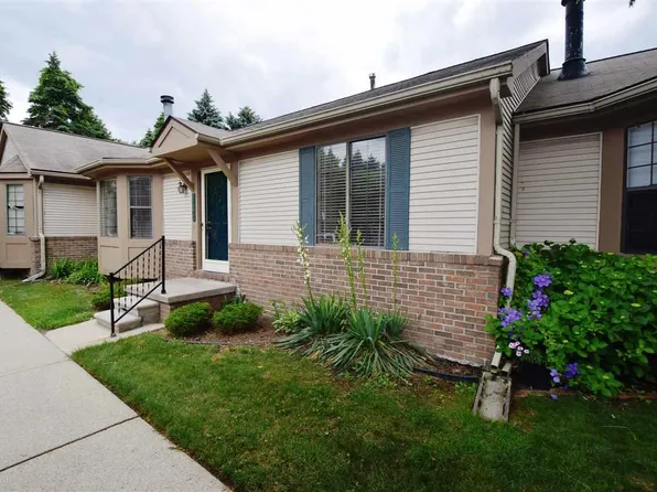 25124 Dockside Ln, Harrison Township, MI 48045