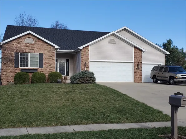 325 Carrington Ave, Mt Zion, IL 62549