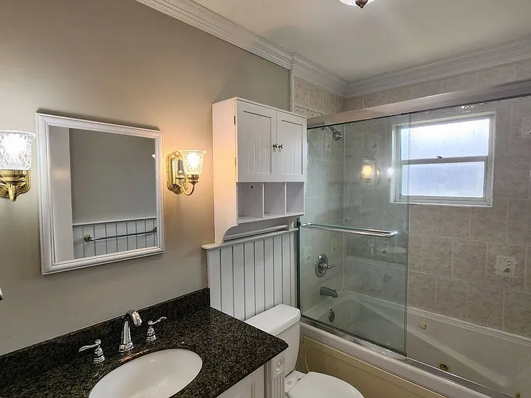 549 Burlington Ave NE — Photo 35
