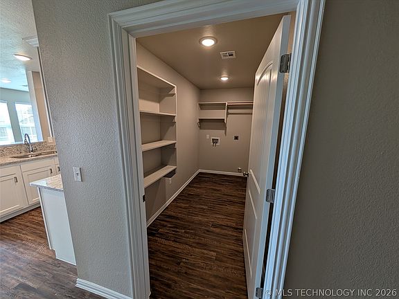 3rd image of 3332 Little John Dr