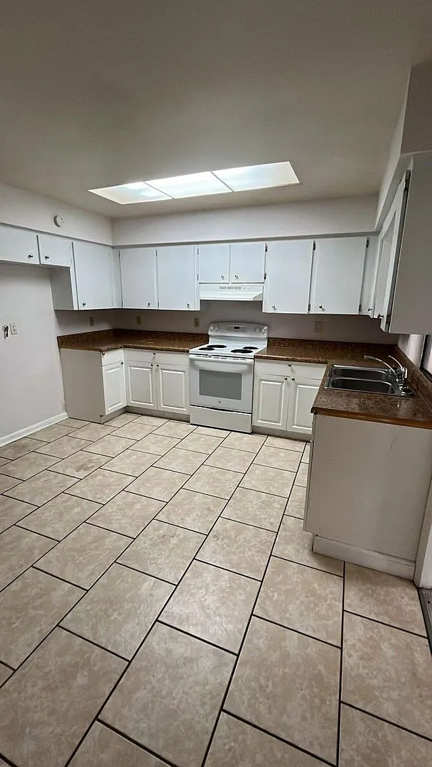 3229-3231 Julia Ct — Photo 2
