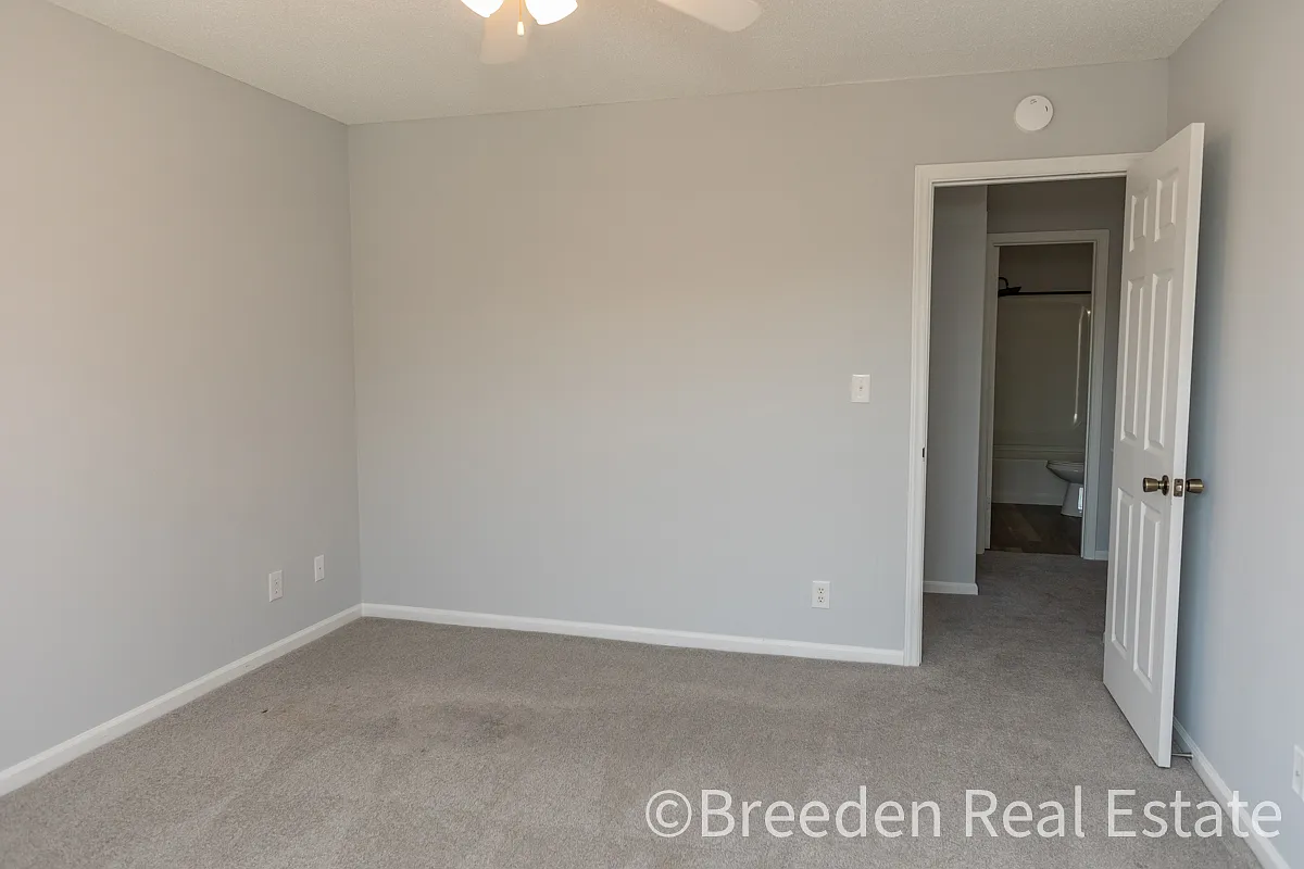 102 Brandywine Dr NE — Photo 2