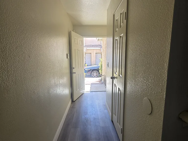 1420 E Date St — Photo 10