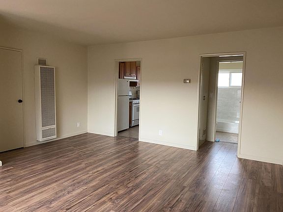 3rd image of 6200 Hazeltine Ave #U