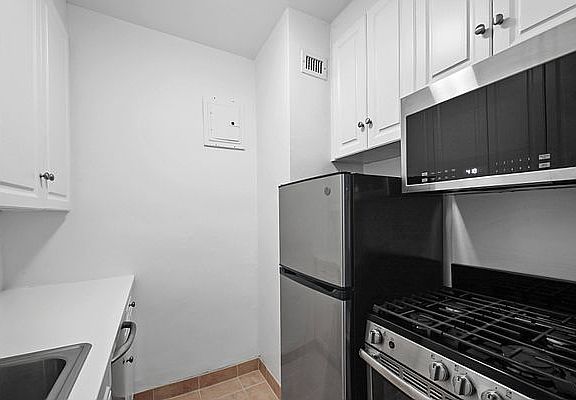 5th image of 136 E 55th St APT 4B