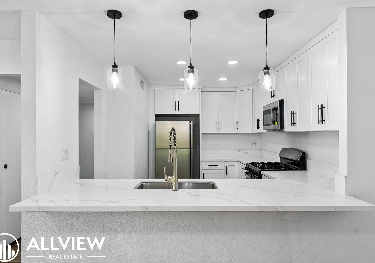 Beautifully Remodeled 2 bed/1 bath condo available now! — Photo 3