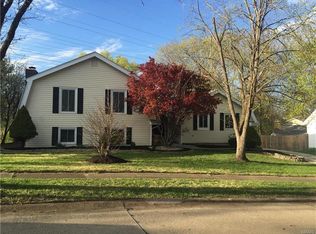 1910 Ridge Lake Dr, Chesterfield, MO 63017