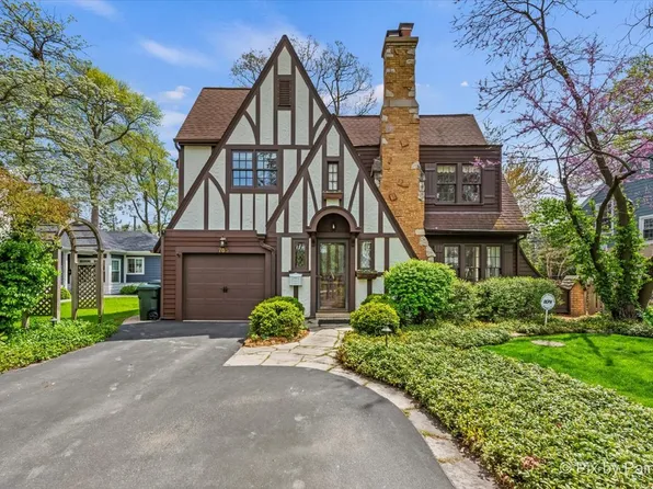 705 Hunter Rd, Glenview, IL 60025