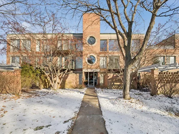 6040 Arbor Ln APT 302, Northfield, IL 60093