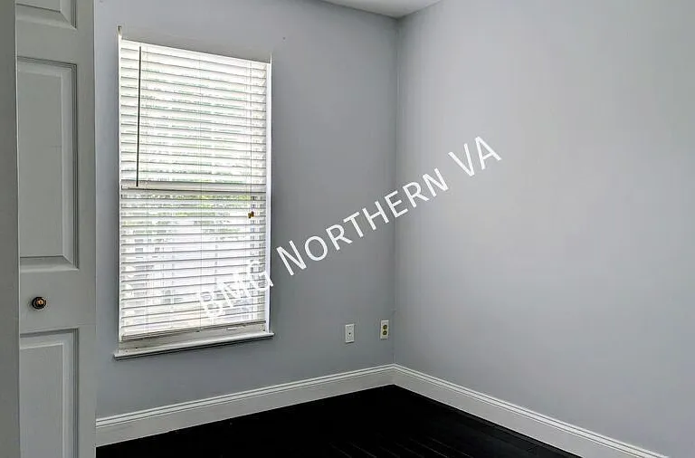 7408 Gadsby Sq — Photo 18