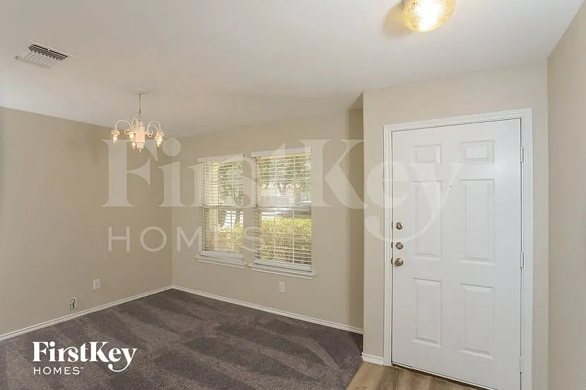 4 bed, 2.5 bath, 2213 sqft, $2,050 — Photo 4