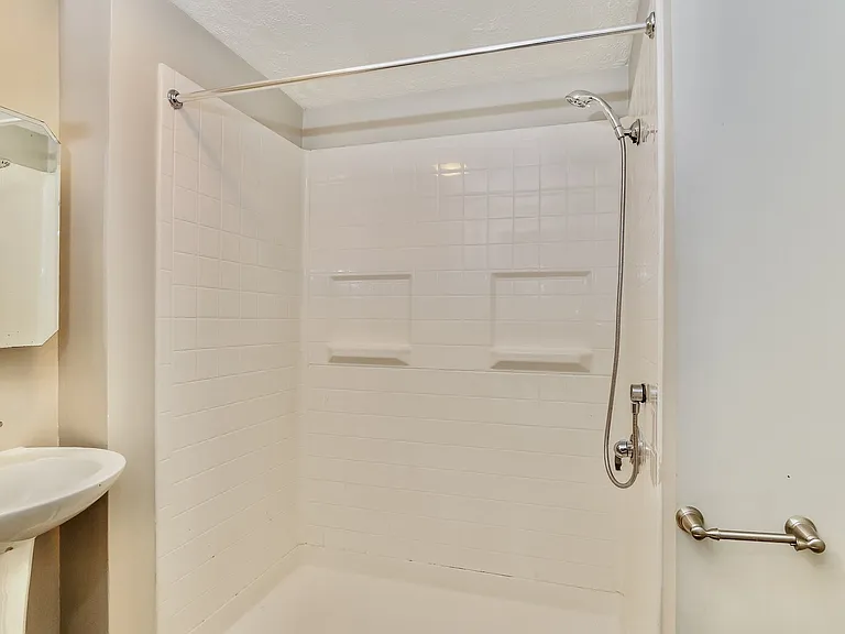 1493149_028_bathroom_13427606.jpg