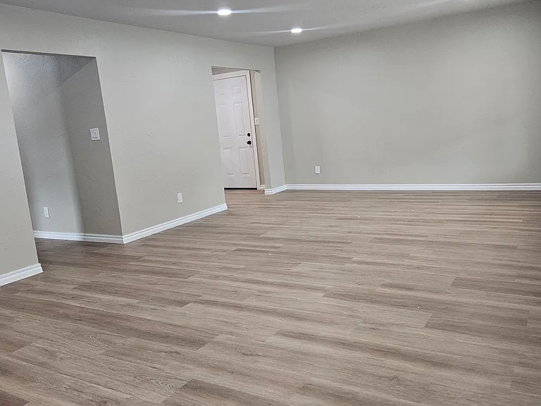 208 S Grand Ave — Photo 9