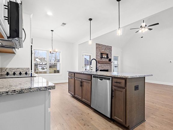 5th image of 581 Bowden Dr