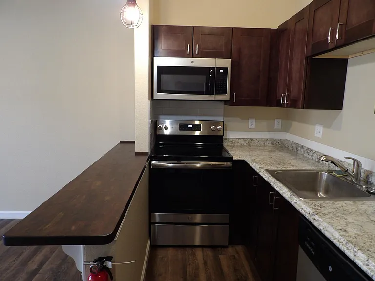 702 Yuma St — Photo 5