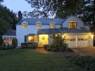 9 Crestwood Rd, Port Washington, NY 11050