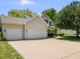 1198 Bridgeview Pl, Le Claire, IA 52753