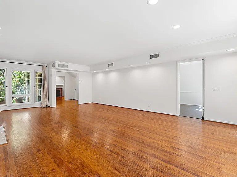 11053 Strathmore Dr — Photo 17