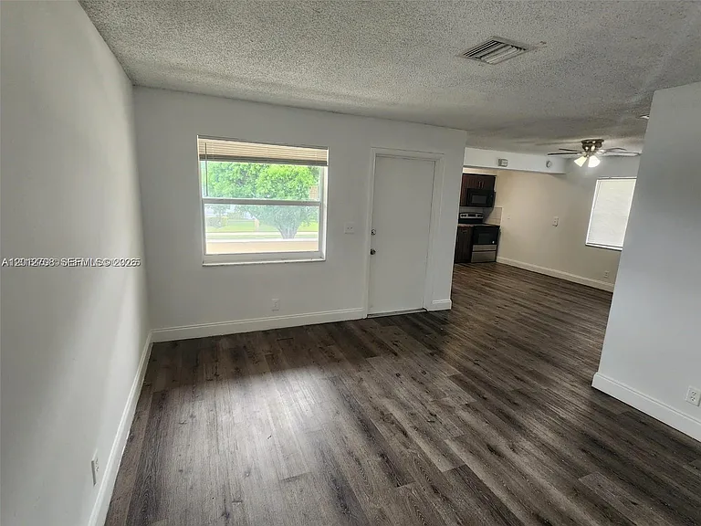 4117 Woodside Dr #4 — Photo 3