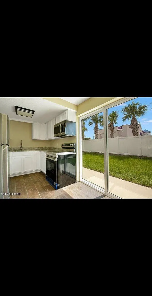 2 bed, 1.5 bath, 2400 sqft, $1,650 — Photo 2
