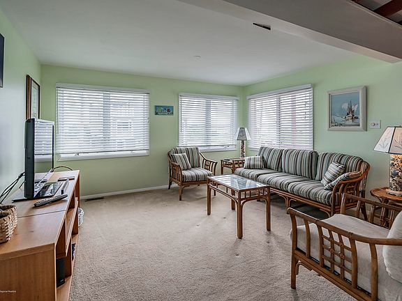 5th image of 28 W Rosemma Ave
