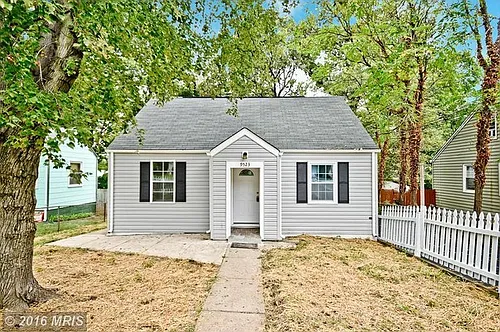 9523 48th Pl Photo 1