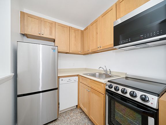 5th image of 312 E 30th St APT 10C