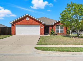 9045 Winding River Dr, Fort Worth, TX 76118