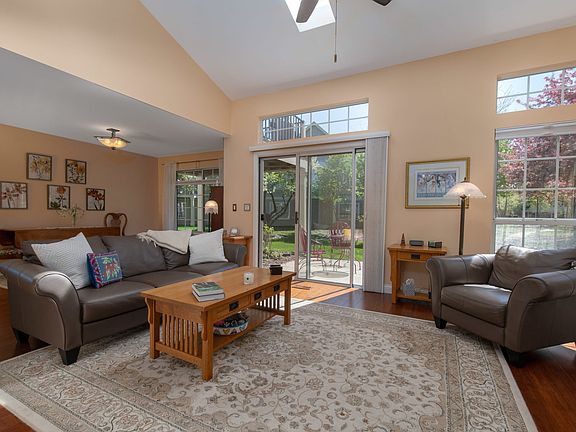 5th image of 30W025 Juniper Ct