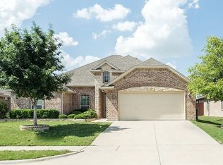 800 Willow Wood Dr, Saginaw, TX 76179
